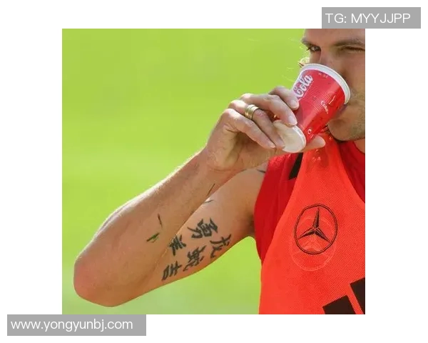 足球明星身上的汉字纹身揭示文化内涵与个人故事的深刻联系 足球明星身上的汉字纹身揭示文化内涵与个人故事的深刻联系