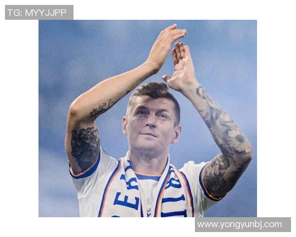 帅气纹身足球明星展现白人魅力与运动激情的完美结合