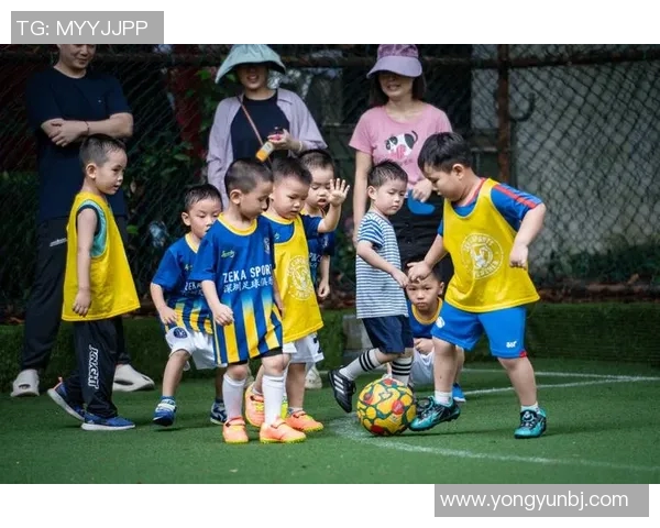 追逐梦想的绿茵场上我成为了足球明星的影子与传奇